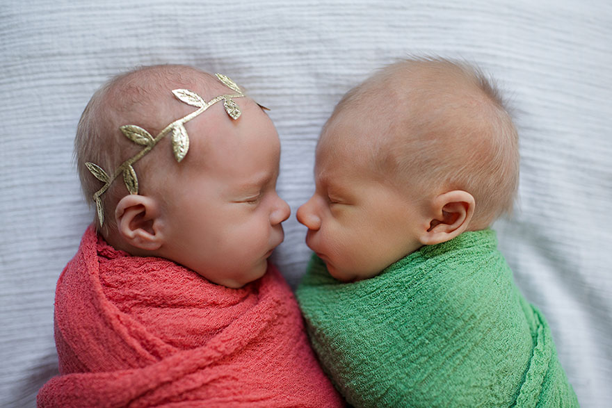 Mengabadikan sebelas hari kebersamaan bayi kembar dalam foto. (Foto: boredpanda.com)