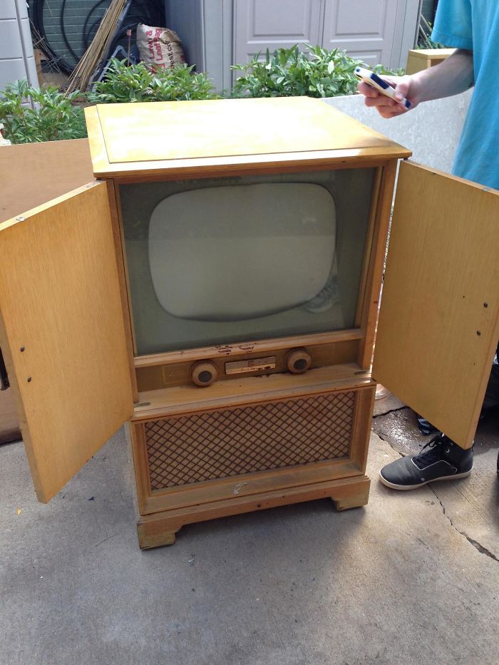 My Grandma Said I Could Have Her Old TV So I Could "Finally Play Some Video Games"