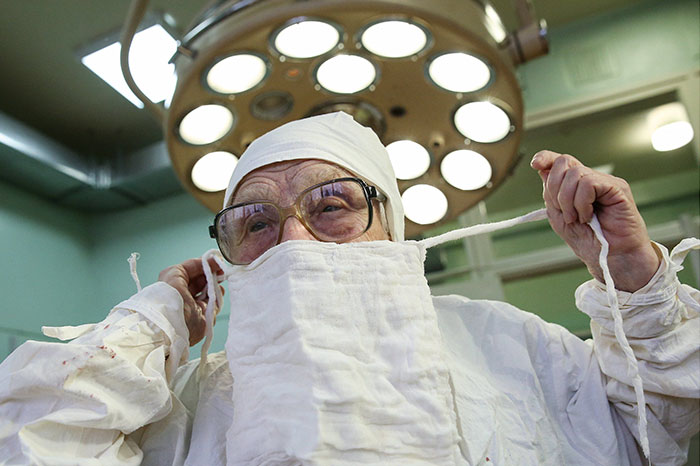 Meet The World's Oldest Surgeon Who Is 89 Years Old And Still Performs 4 Operations A Day