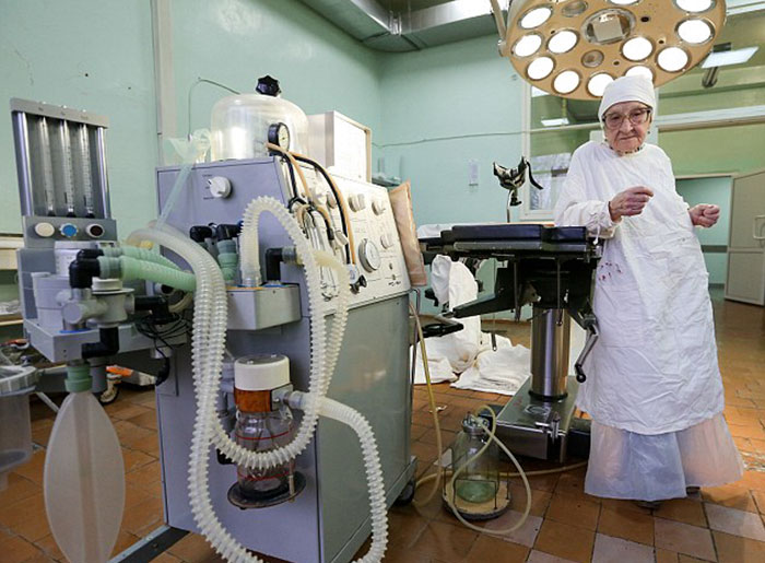 Meet The World's Oldest Surgeon Who Is 89 Years Old And Still Performs 4 Operations A Day