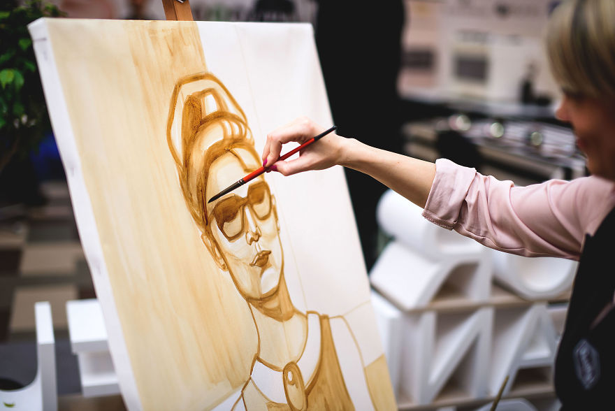 I Used 2 Coffee Cups To Bring Audrey Hepburn To Life On Paper