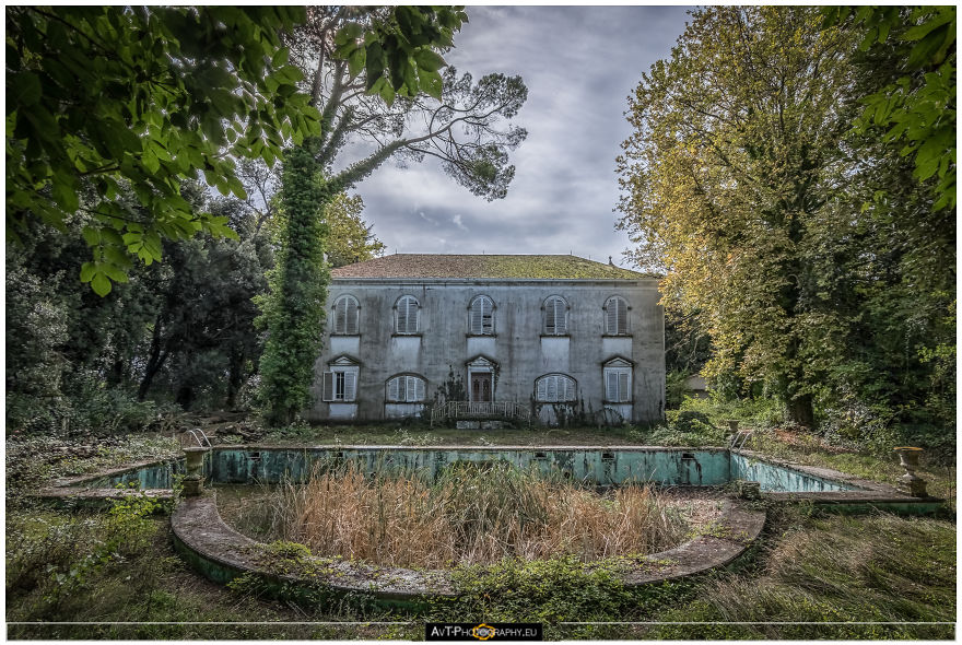 Exploration Of An Abandoned Italian Villa And Meet And Greet With Medusa!