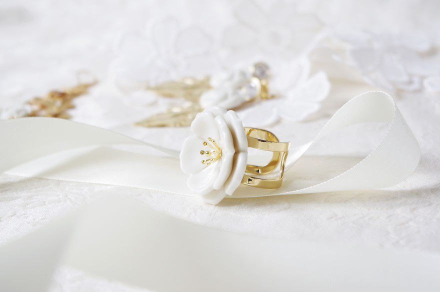 This Designer Turns Mud Into Beautiful Porcelain Jewellery Pieces This Designer Turns Mud Into Beautiful Porcelain Jewellery Pieces