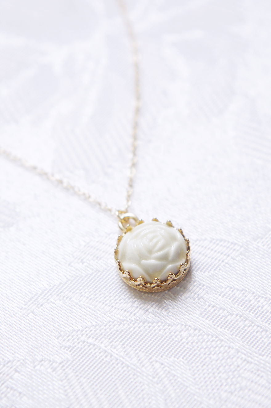 This Designer Turns Mud Into Beautiful Porcelain Jewellery Pieces This Designer Turns Mud Into Beautiful Porcelain Jewellery Pieces