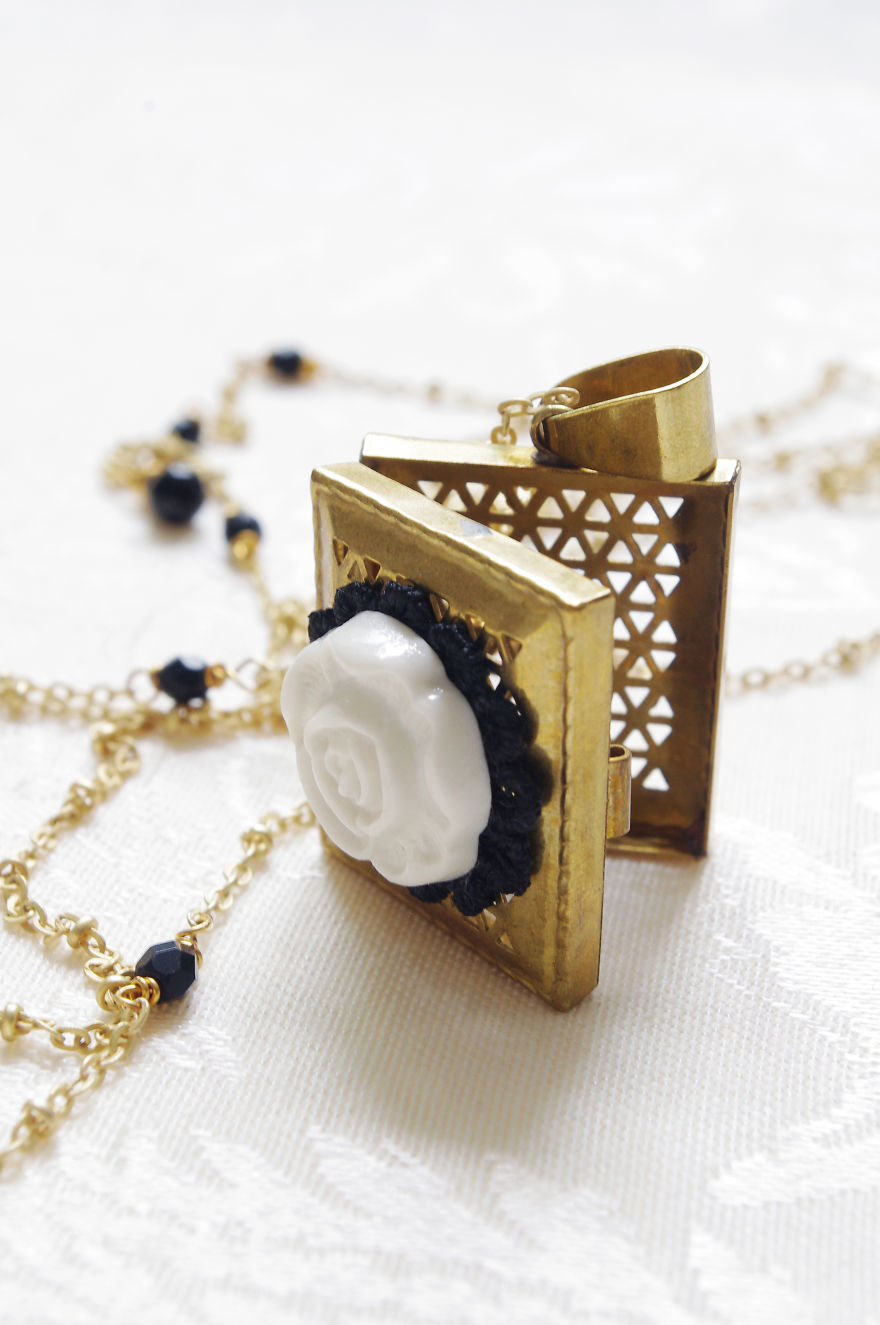 This Designer Turns Mud Into Beautiful Porcelain Jewellery Pieces This Designer Turns Mud Into Beautiful Porcelain Jewellery Pieces