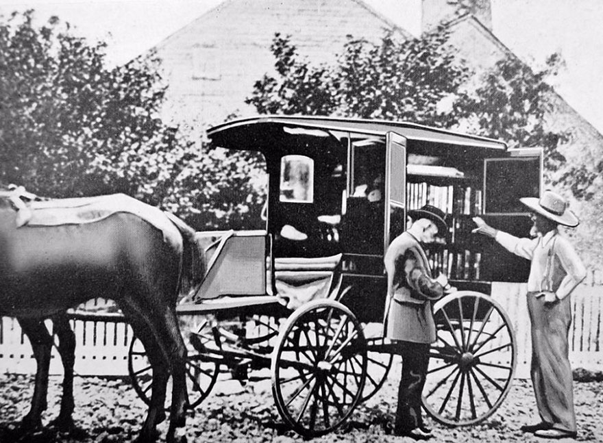 A Horse-drawn Cart In Washington In The 1900s. It Was One Of The First American Bookmobiles, Built In 1905, But Was Hit And Destroyed By A Train In 1910