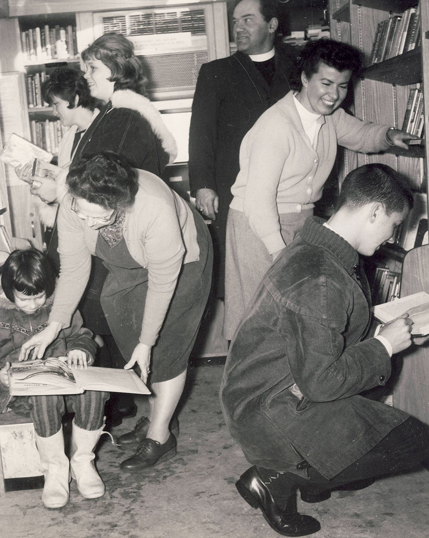 Patrons Visiting The Bookmobile In 1962, Assisted By Mrs. James B. Wilson And Mrs. William H. Gary
