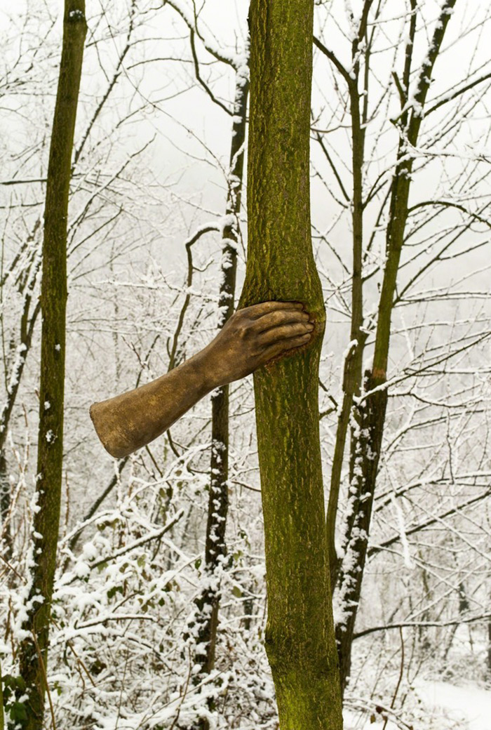 bronze-hand-sculpture-squeezing-tree-giuseppe-penone-2