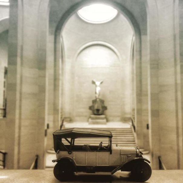 A Night Guard At The Louvre Takes Photos Of His Model Cars Between Shifts