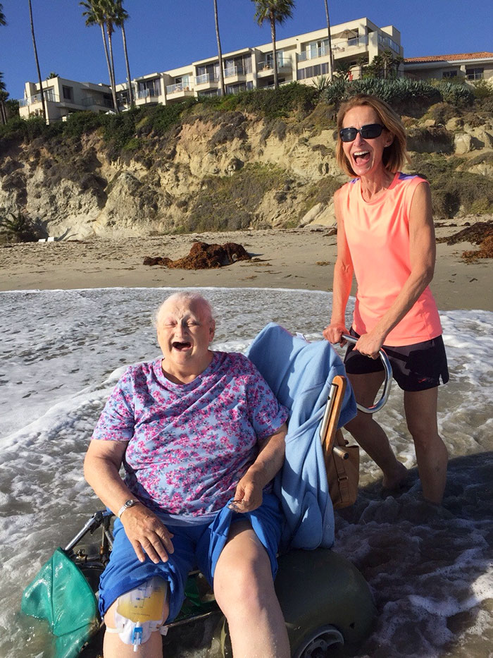 Mi abuela quería ver el océano una última vez antes de entrar al hospicio. Su cara lo dice todo