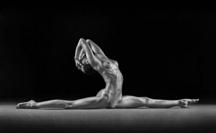The Beauty Of Human Body Caught By The Photographer In A Series Of Erotic Photographs!