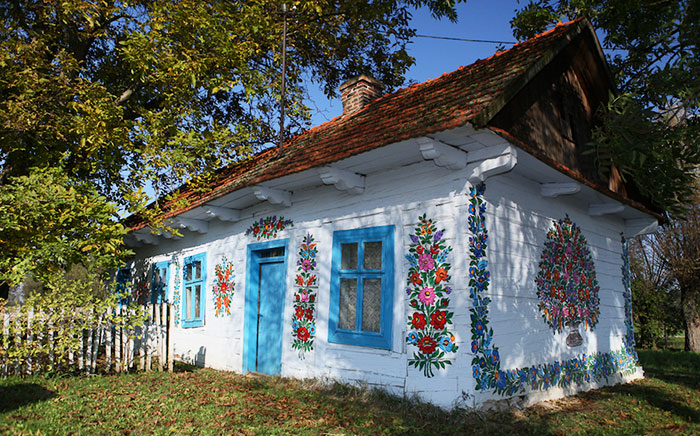 En este pueblecito polaco todo está cubierto de coloridas flores pintadas