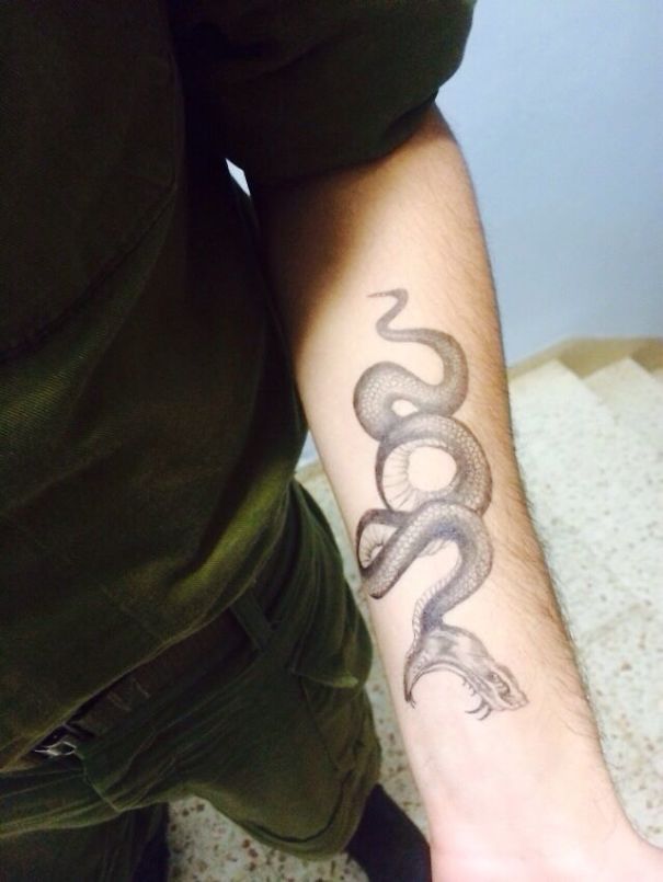 This Israeli Soldier Girl Draws Mesmerizing Illustrations On Her Arms When She’s Bored This Israeli Soldier Girl Draws Mesmerizing Illustrations On Her Arms When She’s Bored