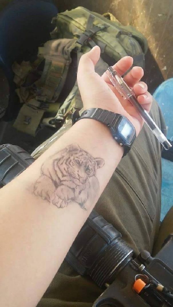 This Israeli Soldier Girl Draws Mesmerizing Illustrations On Her Arms When She’s Bored This Israeli Soldier Girl Draws Mesmerizing Illustrations On Her Arms When She’s Bored