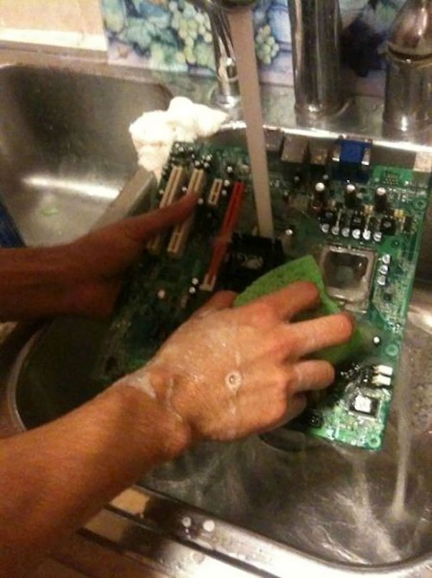 Don't Waste Money On A Can Of Air, Just Wash Your Dusty Motherboard With Your Dishes