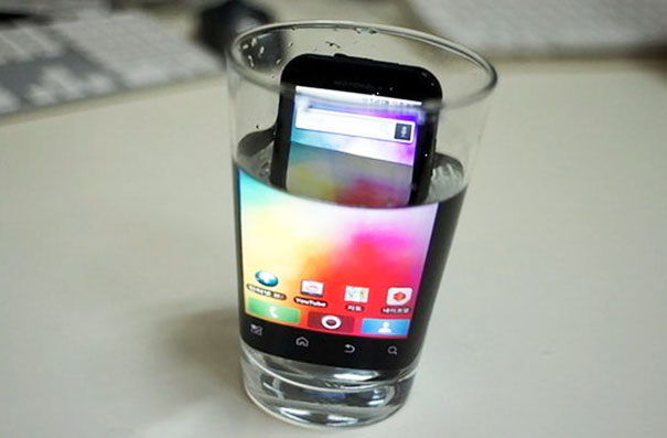 Magnify Your Phone's Screen By Putting It In A Glass Of Water
