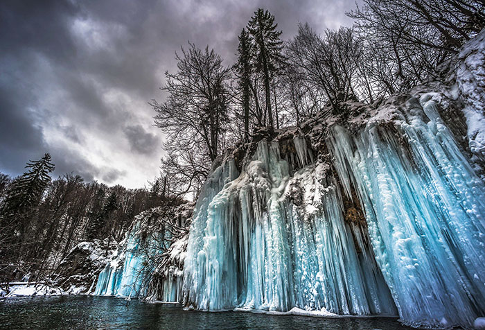 I Photographed The World Of A Thousand Frozen Waterfalls In Plitvice Lakes, Croatia