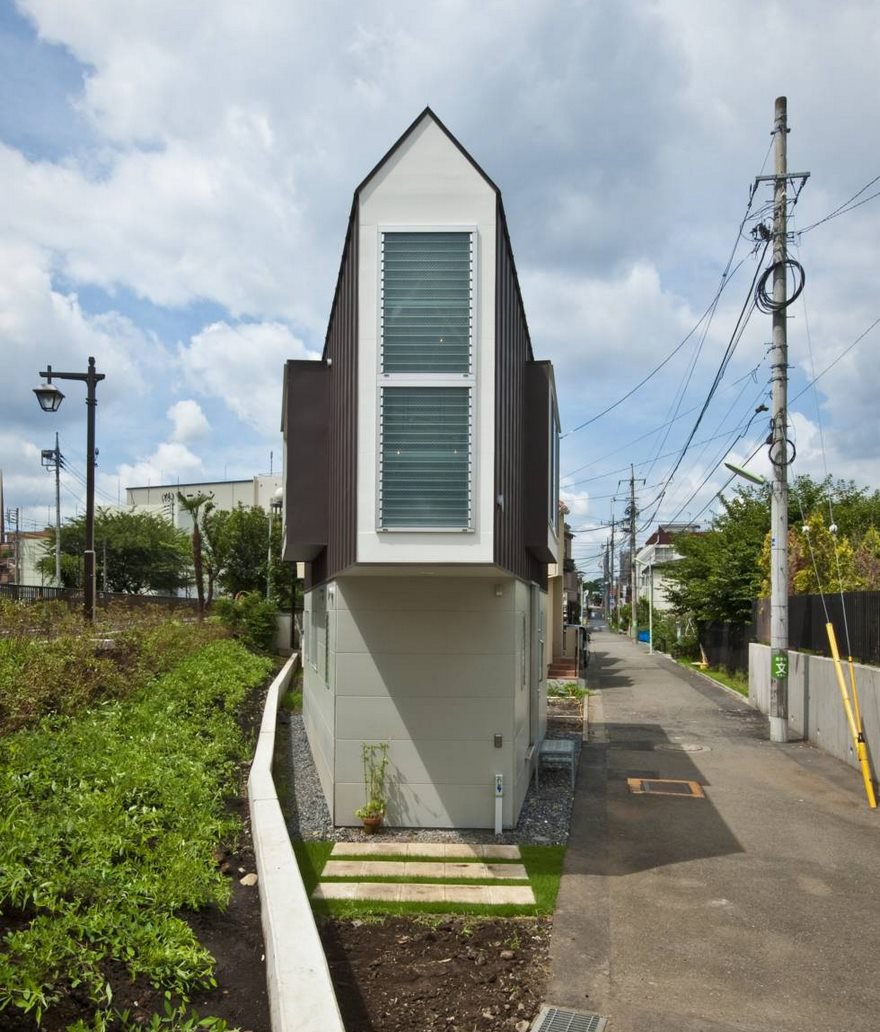This Narrow House In Japan Looks Tiny Until You Step Inside 