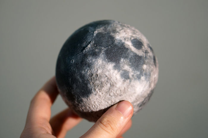 Luna con la superficie detallada en relieve