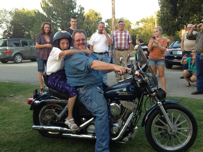 Mi bisabuela prometió que si llegaba a 100 años montaría por 1ª vez en moto