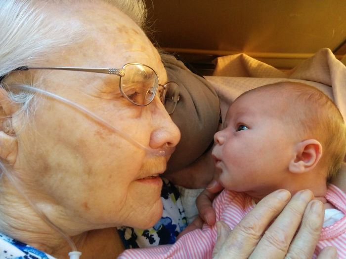 Mi abuela de 92 años sosteniendo por 1ª vez a mi hija de 2 días