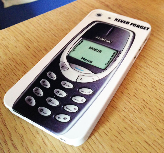 Tras muchos años, convencí a mi padre de que cambiara su Nokia 3310 por un Iphone. Esta es la carcasa que ha encargado