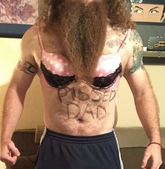 Una chica recibió un mensaje pidiendo una foto suya en sujetador, su padre respondió