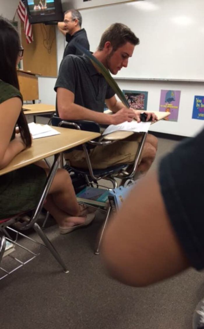 Le pidió un bolígrafo al profesor
