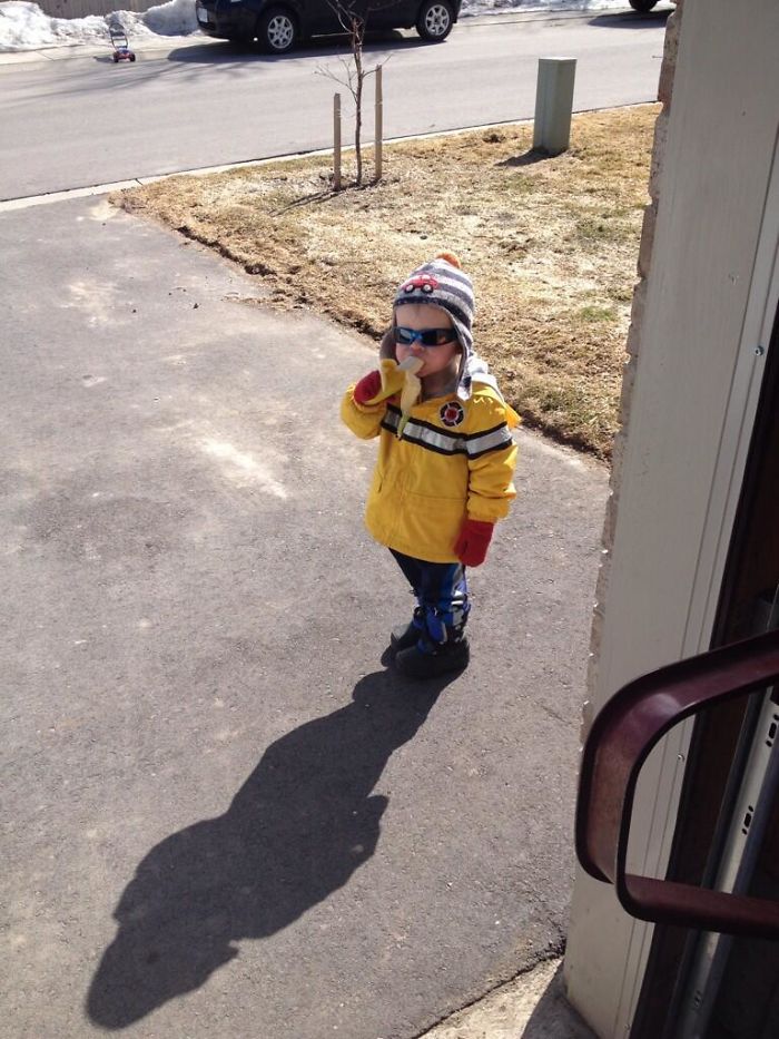 Este niño se llama Carter. Llamó a mi puerta, me pidió un plátano y se fue