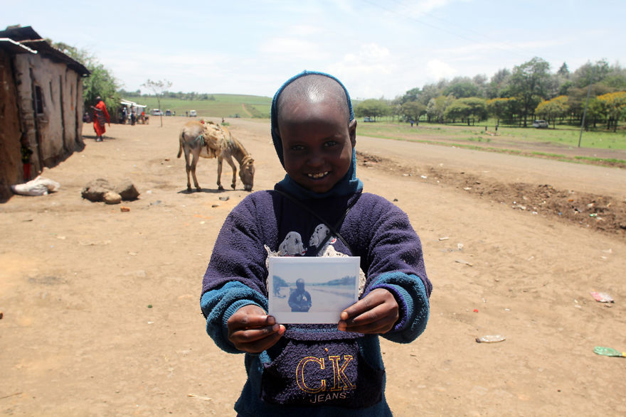 I Gave Instant Photos To More Than 60 Tanzanians Who Don't Have Them And Captured Their Smiles