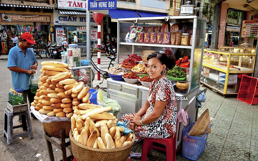 Pop Stars Moved To Vietnam Selling Street Food
