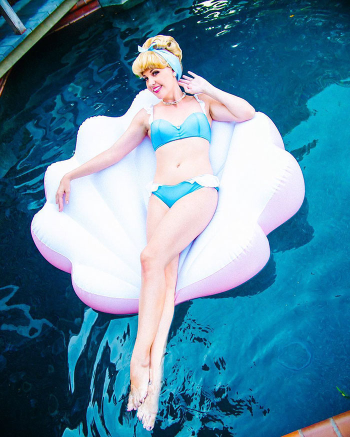 disney princess cosplay enchanted bikinis 11 58c95a82c8caf  700 - Princesas da Disney aproveitam o verão