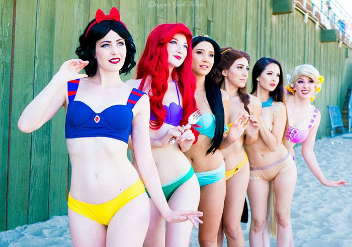 disney princess cosplay enchanted bikinis 16 58c95a8e658b4  700 - Princesas da Disney aproveitam o verão