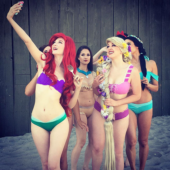 disney princess cosplay enchanted bikinis 5 58c95a76505f0  700 - Princesas da Disney aproveitam o verão