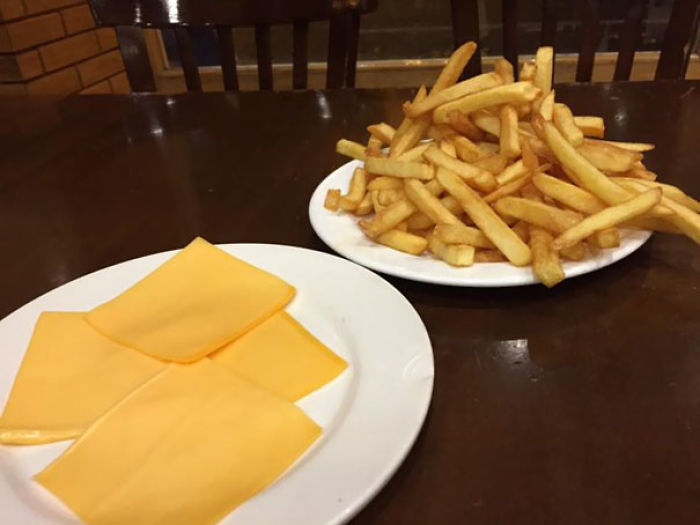 He pedido patatas fritas con queso y esto no es lo que esperaba