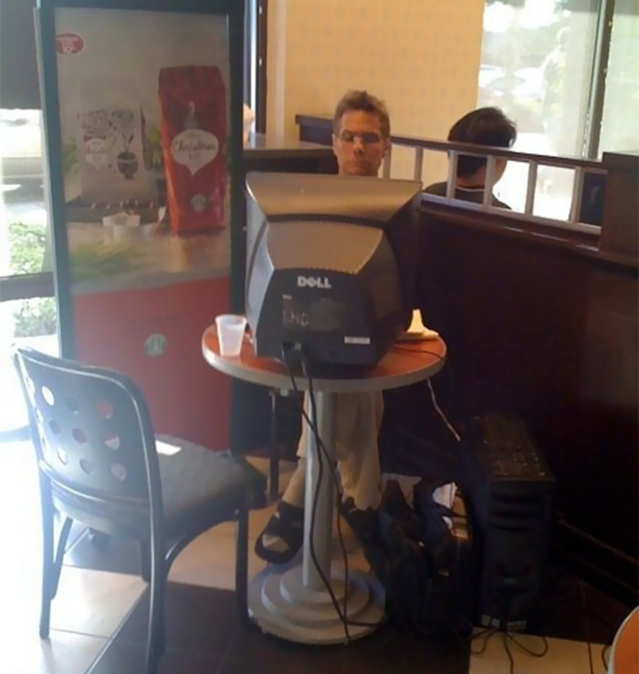 He visto a este hombre trabajando con su ordenador en un café