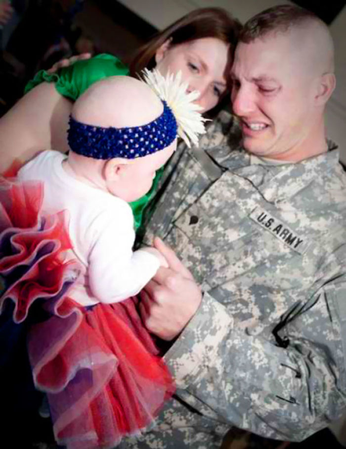 Soldado vuelve a casa y ve a su hija por 1ª vez