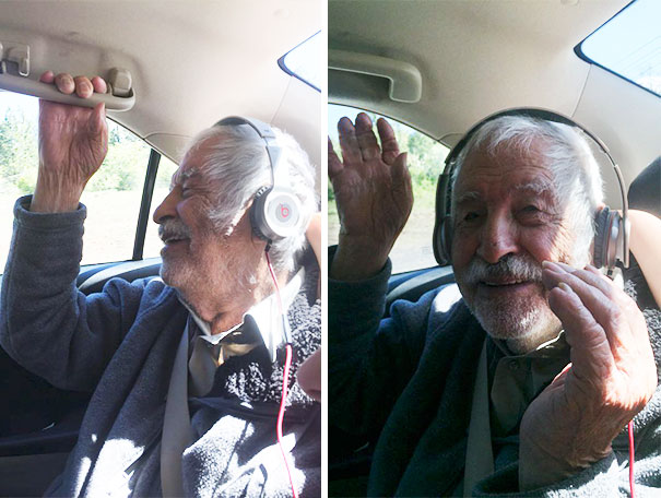 Enjoy These Pictures Of My Cute 92-Year-Old Grandpa Using Headphones For The First Time, Genuine Happiness