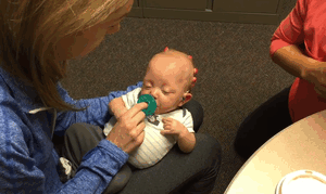 Nuestro hijo de 4 meses reaccionando a sonidos por 1ª vez