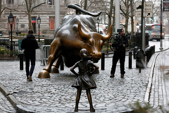 Colocan una estatua de una niña intrépida frente al toro de Wall Street