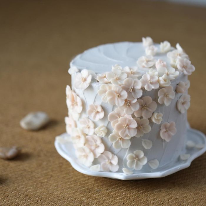 Floral buttercream cake | Cake decorating frosting, Simple cake designs,  Fresh flower cake