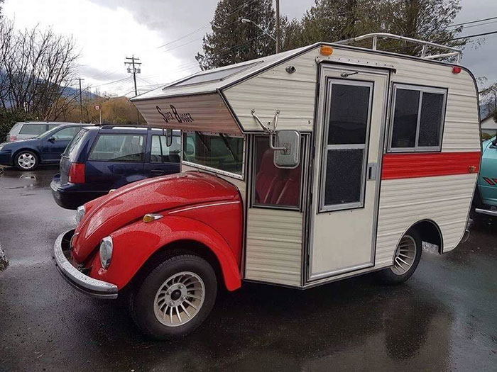 Curiosos Volkswagen Beetles de los 70 transformados en casas móviles o «bug campers»