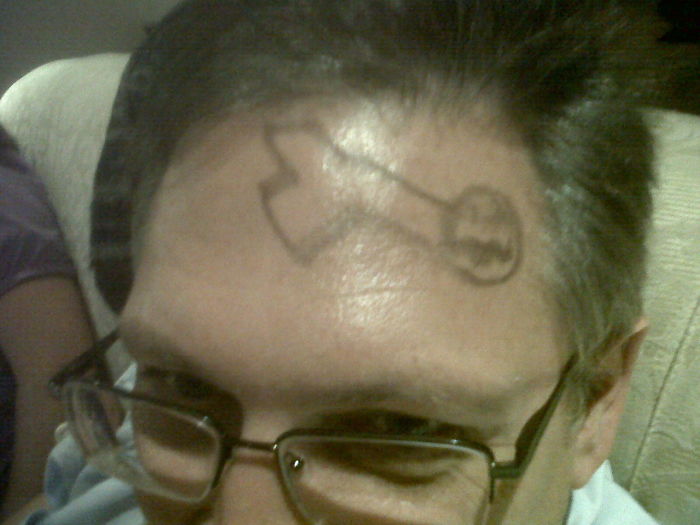 Mi hermanita le dibujó un tiburón a papá en la cabeza