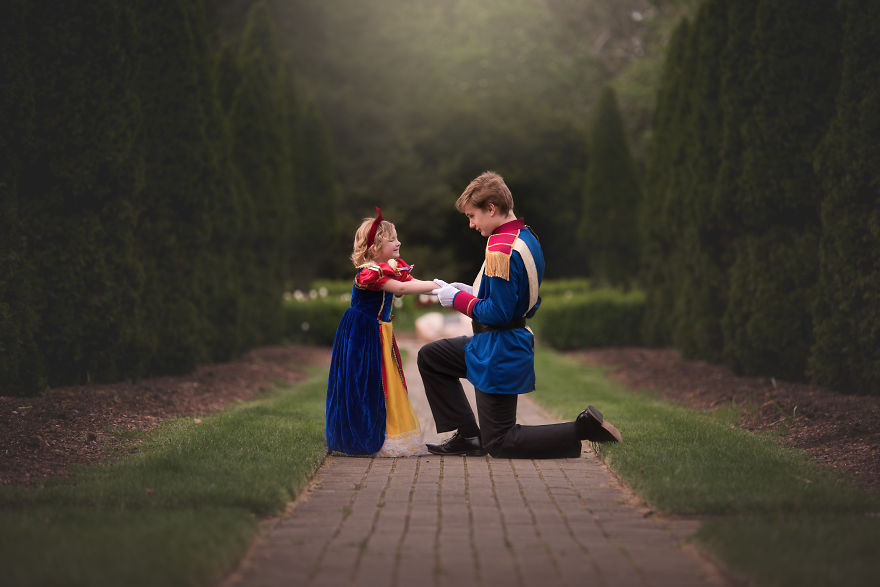 My 13-Year-Old Son Surprised His 5-Year-Old Sister With Disney Princess Photoshoot