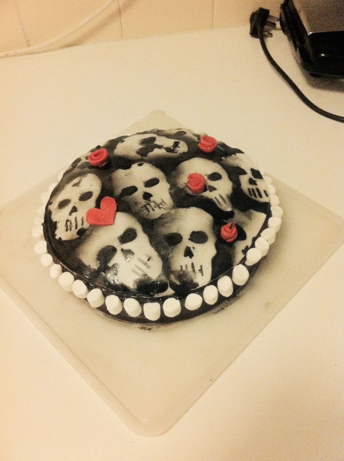 I Used Edible Spray Food Coloring & Stencils To Make A Skull Cake