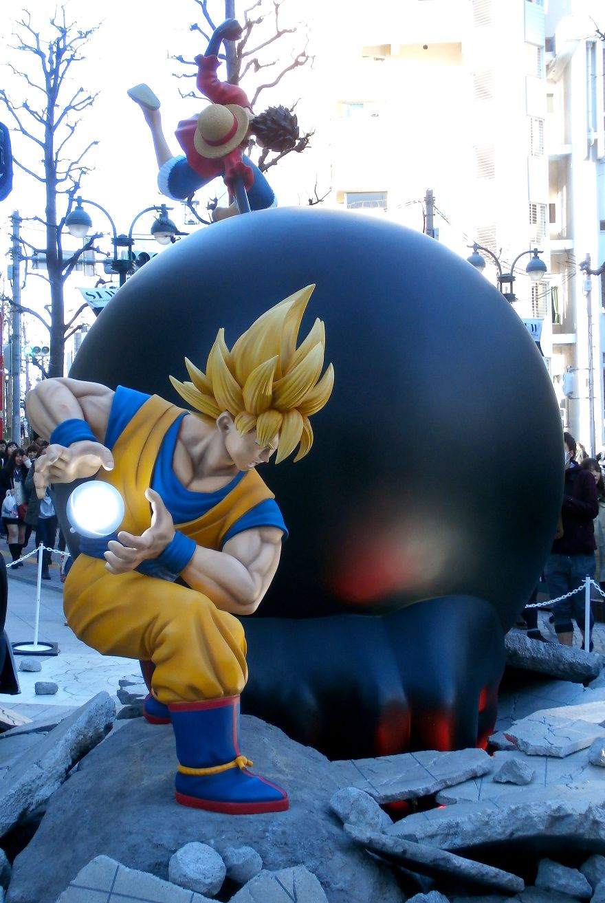 Goku Vs Luffy - Life-Size Anime Statues In Tokyo