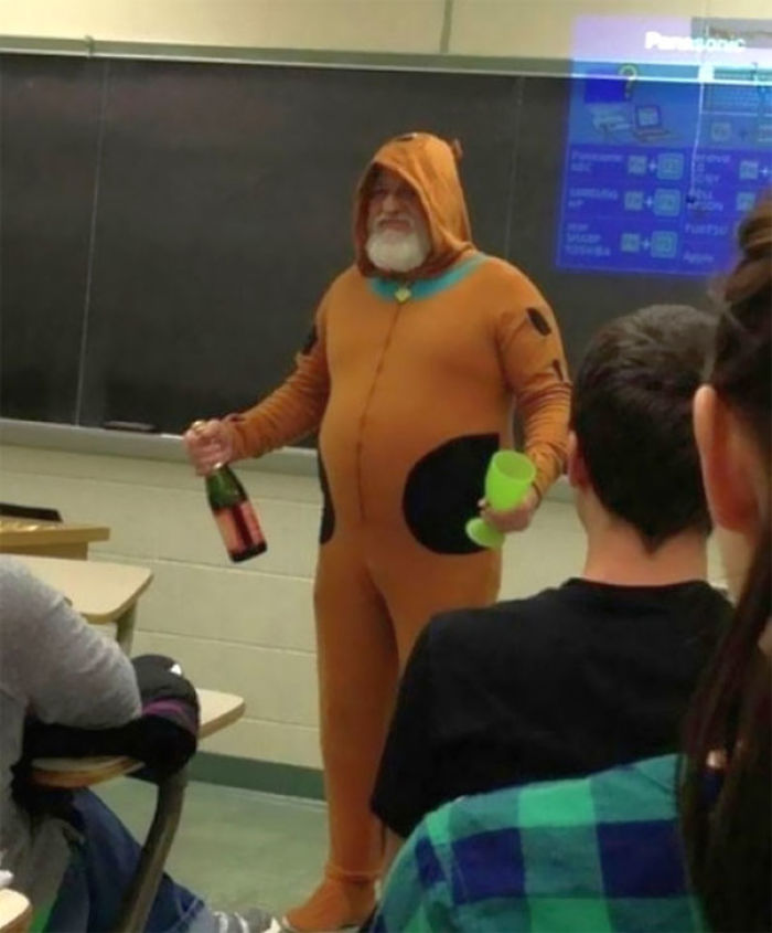 Dijo que si todos hacían bien el exámen, iría a clase disfrazado de Scooby Doo y traería champán para niños