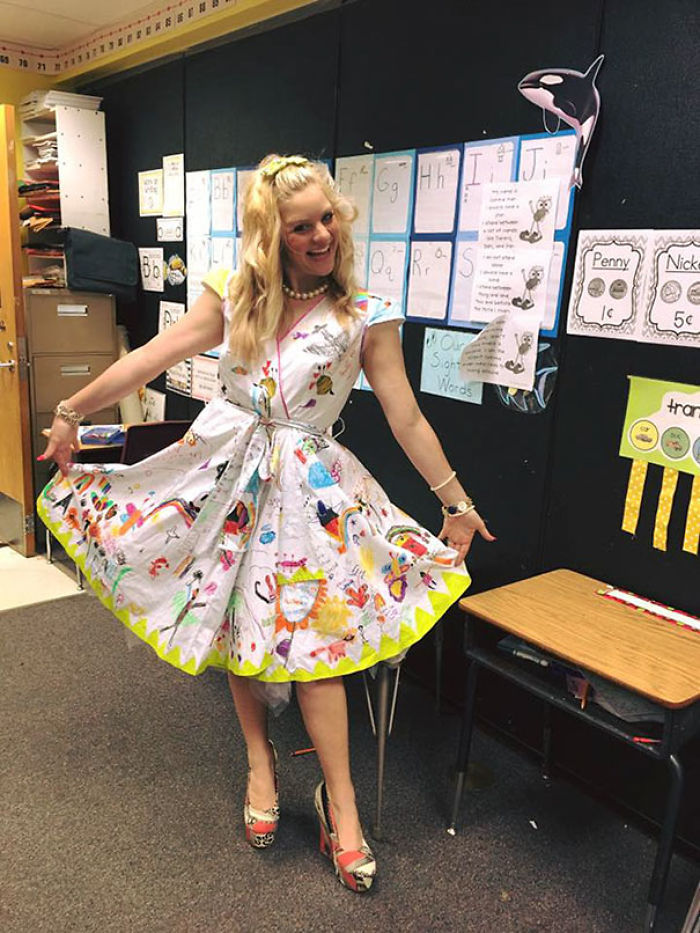 Esta profesora dejó que sus alumnos pintaran su vestido en el último día de clase