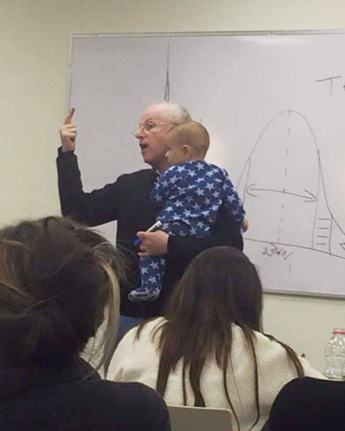 Esta estudiante trajo a su bebé porque no podía pagar una canguro. Al ponerse a llorar, el profesor lo calmó sin parar la lección