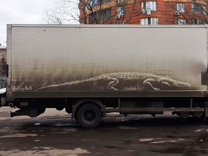 Los dueños de coches sucios encuentran sus vehículos «vandalizados» con increíbles dibujos, ¡el tuyo podría ser el próximo!